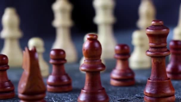 Chess close-up, figurines mobiles et échiquier d'échecs, figurines en bois mat - Séquence, vidéo