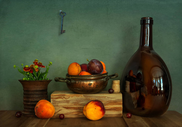 Натюрморт с фруктами, небольшой букет цветов, большая бутылка и ключ на стене. Винтажные. Ретро. - Фото, изображение