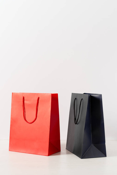 Groupe de sacs à provisions en papier coloré sur fond blanc. Concept de vente ou de vacances. - Photo, image