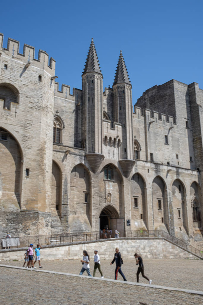 Avignon, Frankreich - 7. Juli 2020: Monumentaler mittelalterlicher Palast der Päpste in Avignon - Foto, Bild