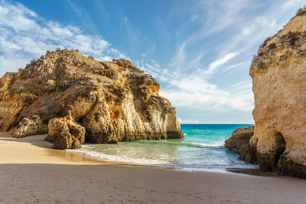 Landschap met Praia dos Tres Irmaos, beroemd strand in Algarve, Portugal - Foto, afbeelding
