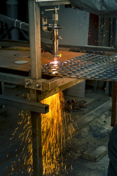 Plasma snijden van staal op een rek - Foto, afbeelding