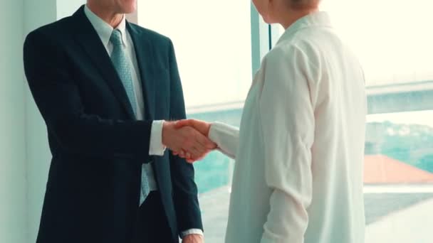 事務所で握手をするビジネスマン - 映像、動画