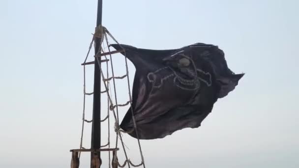 zgrywanie łza grunge stary tekstury tkaniny flagi czaszki pirata machając na wietrze, symbol pirata calico jack, styl ciemna tajemnica, haker i rabuś koncepcji - Materiał filmowy, wideo
