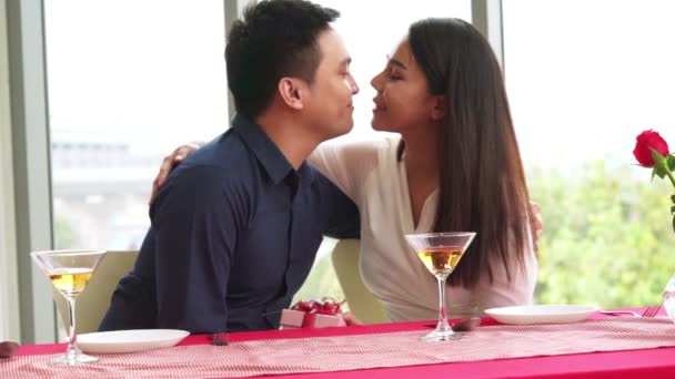 Glückliches romantisches Paar beim Mittagessen im Restaurant - Filmmaterial, Video