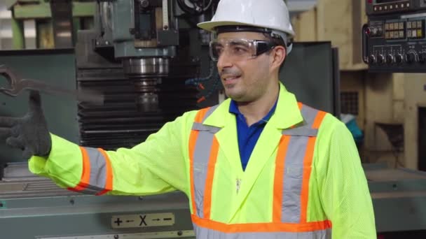 Fiatal gyári munkás vagy mérnök közeli portré a gyárban - Felvétel, videó