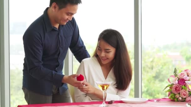 Ευτυχισμένο ρομαντικό ζευγάρι τρώει μεσημεριανό γεύμα στο εστιατόριο - Πλάνα, βίντεο