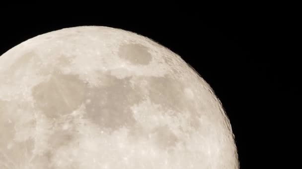 Telescópio disparado, Lua cheia no céu escuro à noite - Filmagem, Vídeo