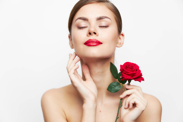 vrouw met roos ogen gesloten rode lippen luxe  - Foto, afbeelding