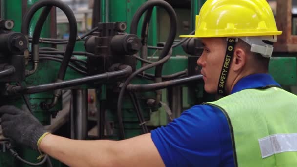 Trabajador de fábrica inteligente usando máquina en taller de fábrica - Metraje, vídeo