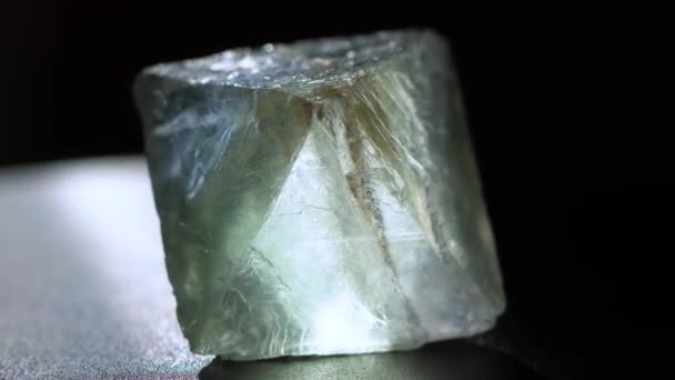 Pietra minerale, primo piano Colpo di fluorite sul giradischi - Filmati, video