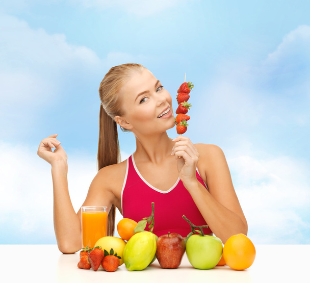 イチゴを食べて有機食品と笑顔の女性 - 写真・画像