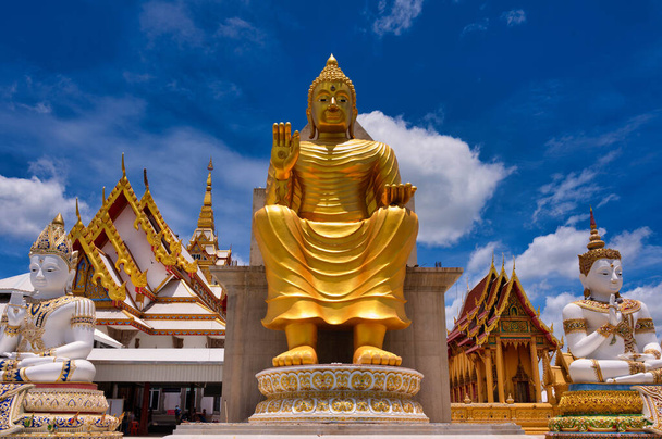 Nakhon Pathom / Thaimaa / Elokuu 09,2020: Wat Charoen Rat Bamrung. Temppeli on hyvin kaunis, koko kirkko ja Buddha patsas edessä upea temppeli - Valokuva, kuva