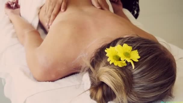 Žena dostane masáž zad lázně masážní terapeut. - Záběry, video