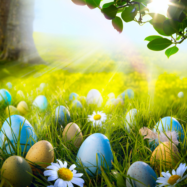 τέχνη τα διακοσμημένα αυγά Πάσχας στο γρασίδι με μαργαρίτες  - Φωτογραφία, εικόνα