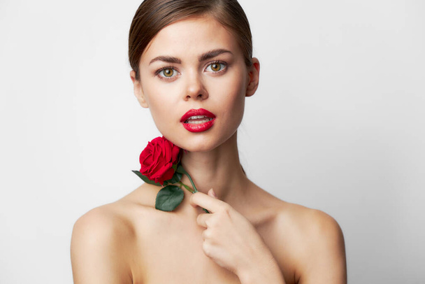 Γυναίκα με κόκκινο λουλούδι Κοιτάξτε μπροστά σαφές δέρμα γοητεία κόκκινα χείλη  - Φωτογραφία, εικόνα