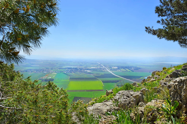 Вид на долину Їзреел з висоти гори Пресіпіс, розташованої недалеко від південного краю Назарета (Нижня Галілея, Ізраїль). - Фото, зображення