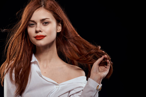 belle femme cheveux longs lèvres rouges chemise blanche fond sombre isolé Studio - Photo, image