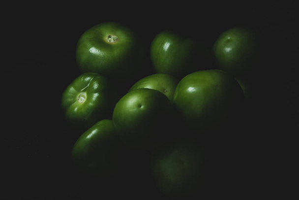 Makro domates portresi, Meksika kabuklu domates, seçici odak - Fotoğraf, Görsel