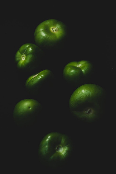 Makro domates portresi, Meksika kabuklu domates, seçici odak - Fotoğraf, Görsel