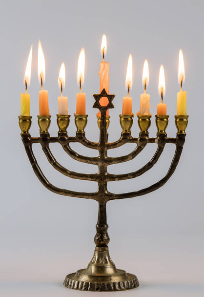 Fechar-se de um castiçal Chanukah ardente com velas Menorah um feriado judaico tradicional - Foto, Imagem