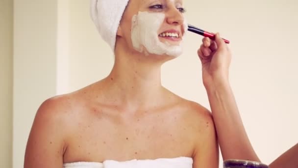 Mooie vrouw met een gezichtsbehandeling in spa. - Video