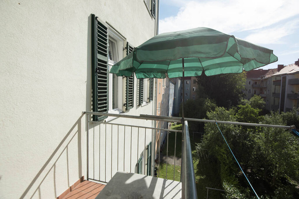 зонтик в качестве защиты от солнечного света в жаркий летний день - Фото, изображение