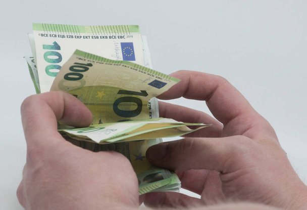 tenant en main des billets verts de cent euros ; monnaie de l'UE - Photo, image