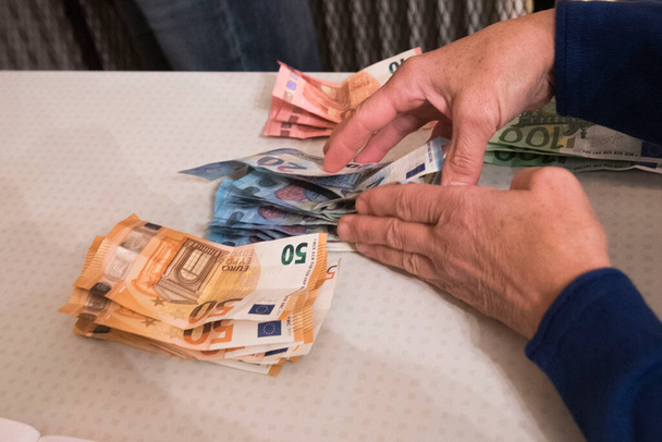 billetes de banco en euros para operaciones en efectivo, pagados en la Unión Europea - Foto, imagen