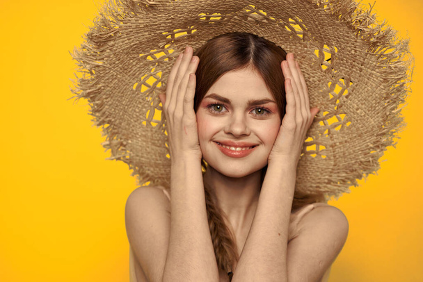 Señora en un sombrero y vestido de pelo rojo modelo de fondo amarillo retrato divertido - Foto, imagen