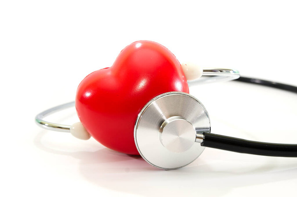 Červené srdce a stetoskop izolované na bílém pozadí. Zdravotní koncepce. - Fotografie, Obrázek