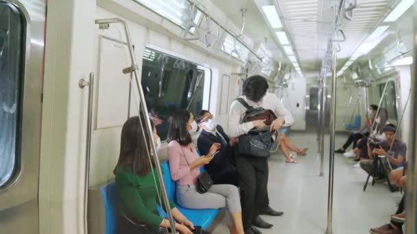 Mujer detiene hombre de sentarse a su lado en tren para distanciamiento social . - Metraje, vídeo