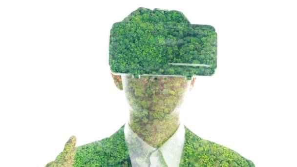 Muž nosí VR brýle hodinky horní pohled na hory a lesy - Záběry, video
