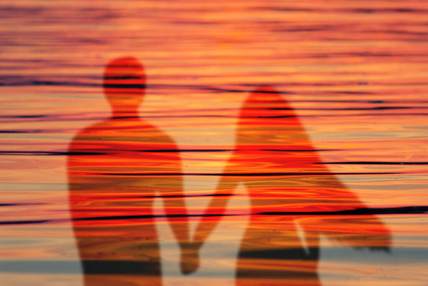Couple reflection. Blur tropical sunset beach - Foto, imagen