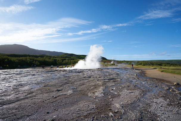 Výbuch stokkurských gejzírů, Island. Modrá obloha za slunečného dne, výhled do krajiny. Gejzír - Fotografie, Obrázek