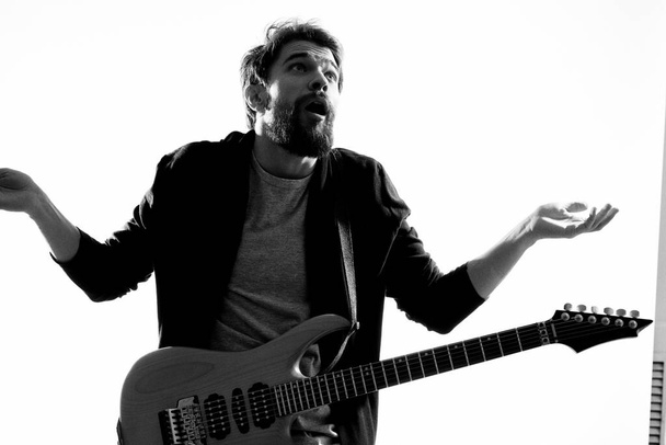 Чоловічий музикант з гітарною музикою рок-зірка світлого фону
 - Фото, зображення