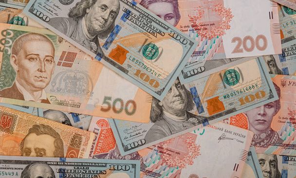 Multi valuta geld dollars en hryvnia, close-up top view concept financiering investeringen - Foto, afbeelding