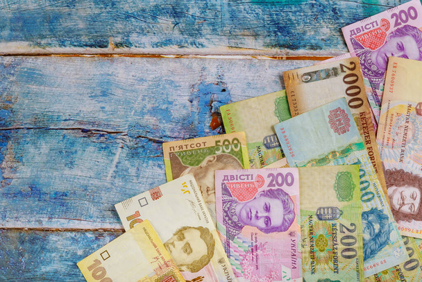 Hryvnia dinero ucraniano y forint húngaro de billetes la moneda nacional. - Foto, Imagen