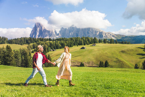 Beautiful young couple travelling in the Dolomites, Italy - Two lovers having a day trip in the nature - Foto, Imagem