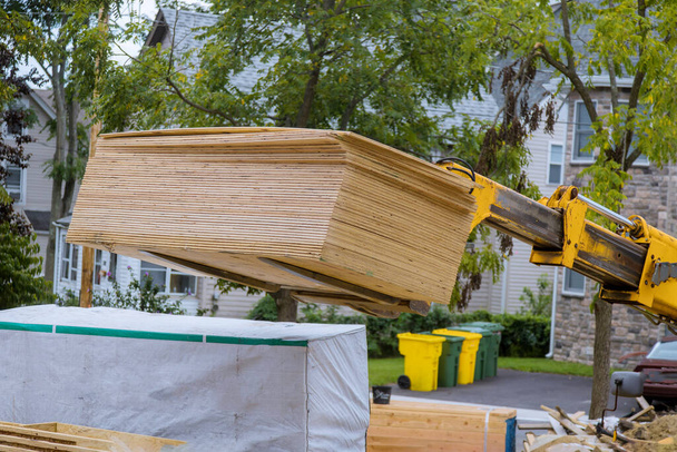 Тяжелые бум грузовик машины используется для добавления ферм к деревянной раме дома расширения строительства дома рамка - Фото, изображение