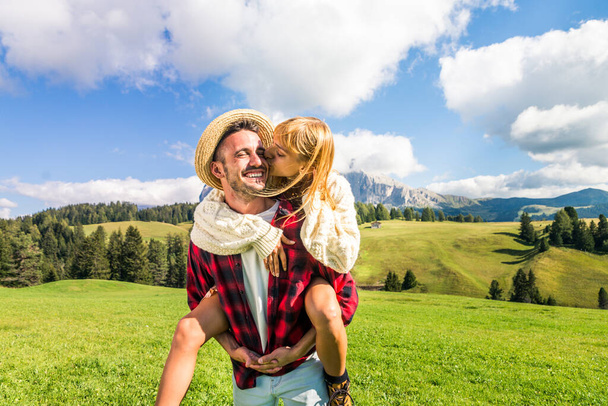 Beautiful young couple travelling in the Dolomites, Italy - Two lovers having a day trip in the nature - Foto, imagen
