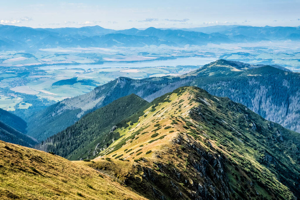 Cuenca Liptov del pico Salatin, Tatras Occidental, República Eslovaca. Tema de senderismo. Escena natural estacional. - Foto, imagen