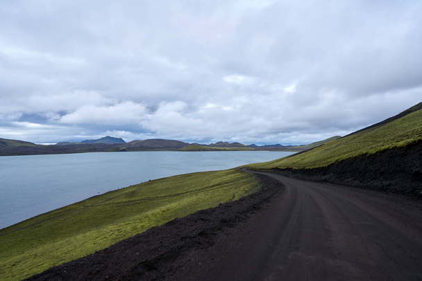 Ceniza de arena negra paisaje vulcanico carreteras de montaña en iceland 2020 - Foto, Imagen