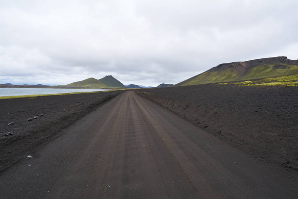 Cinza de areia preta paisagem vulcânica estradas montanhosas na Islândia 2020 - Foto, Imagem