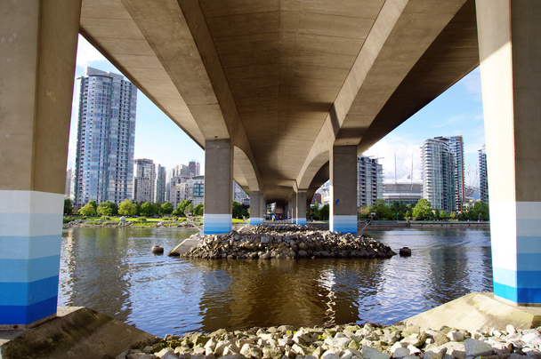 die Fundamente der Cambie-Brücke über den falschen Bach, Vancouve - Foto, Bild