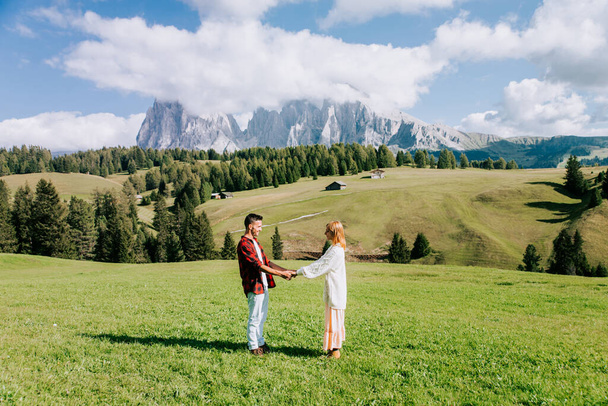 Beautiful young couple travelling in the Dolomites, Italy - Two lovers having a day trip in the nature - Foto, immagini