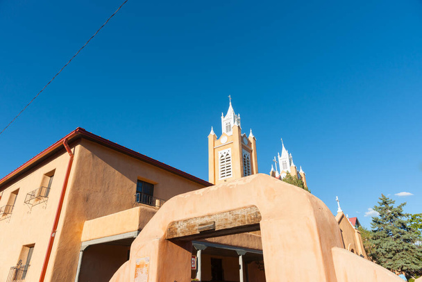 San Felipe de Neri Church in Spanish architectural style in Plaza, Αλμπουκέρκη, Νέο Μεξικό, πίσω από το εξωτερικό κτίριο, ΗΠΑ. - Φωτογραφία, εικόνα
