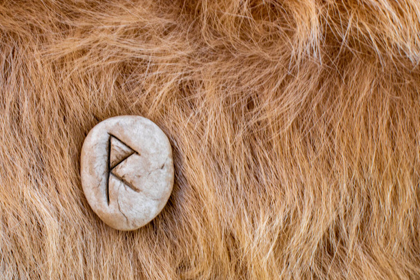 毛皮の上にはラジオや雷宝ノルディック石のルーン。バイキングのアルファベットの文字. - 写真・画像