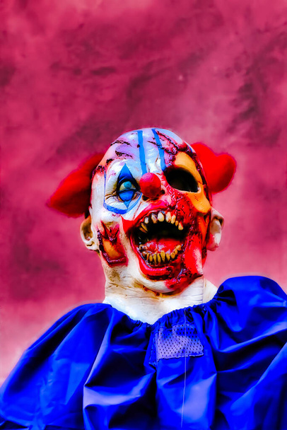 Закрыть Хэллоуинскую вечеринку клоуна ужасов. Страх, опоясывающий человека, страх, опоясывающий человека.
. - Фото, изображение