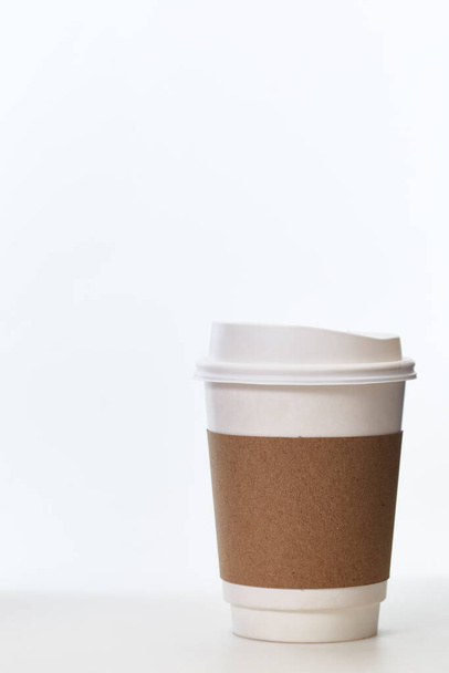 Mockup Koffie kopje papier op een witte achtergrond. - Foto, afbeelding